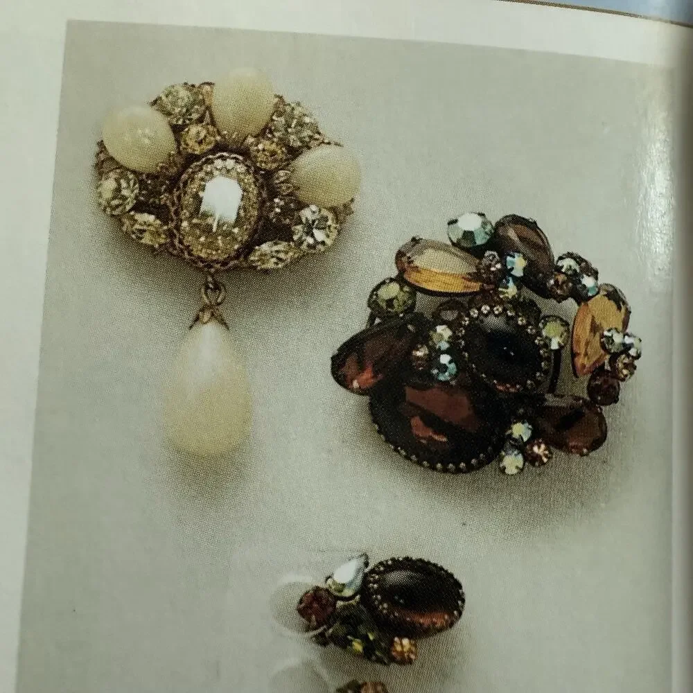 Vintage Signed Regency Beautiful Art Glass Stone Dangle Brooch Gold Tone